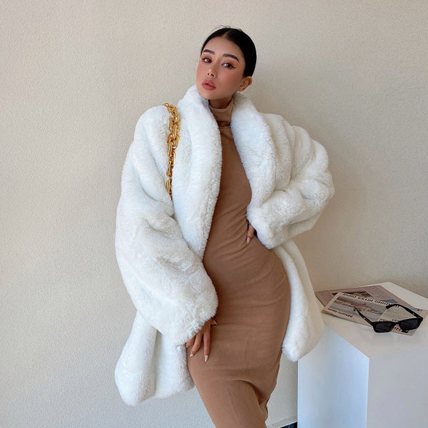 Manteau en fourrure blanche femme ample et élégant