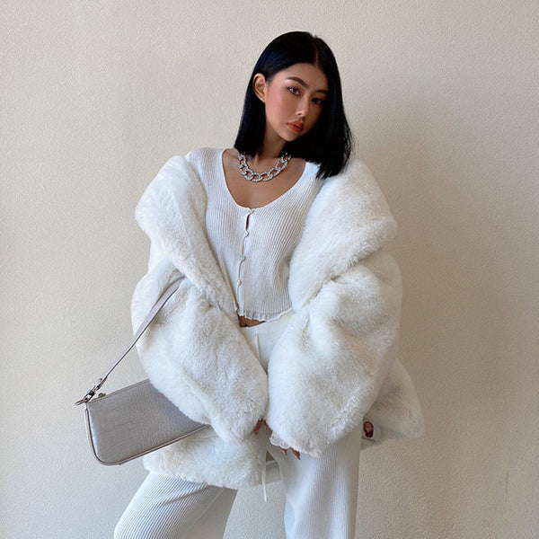 Manteau en fourrure blanche femme ample et élégant